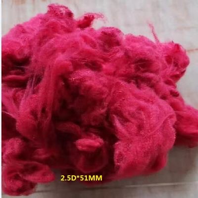 2.5Dtex*51mm de Stevige Heldere Rode Gerecycleerde stapelvezel van de kleurenpolyester voor het Vullen Materiaal, Niet-geweven Stof, het Spinnen