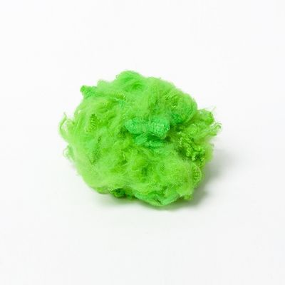 Het verdovende middel verfte Groene 12dtex Gerecycleerde Polyesterstapelvezel voor Niet-geweven Gevoeld Tapijt